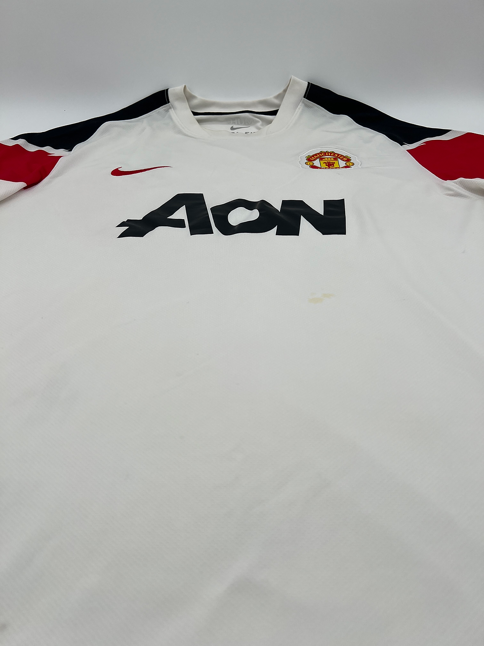 Thumbnail: Manchester United 2010/2011 Away Chicharito #14 Soccer Jersey (XL) Front Parallel View