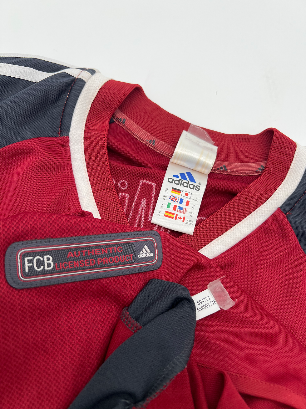 Thumbnail: Pizzaro Bayern Munich Home Jersey Tags Close Up View