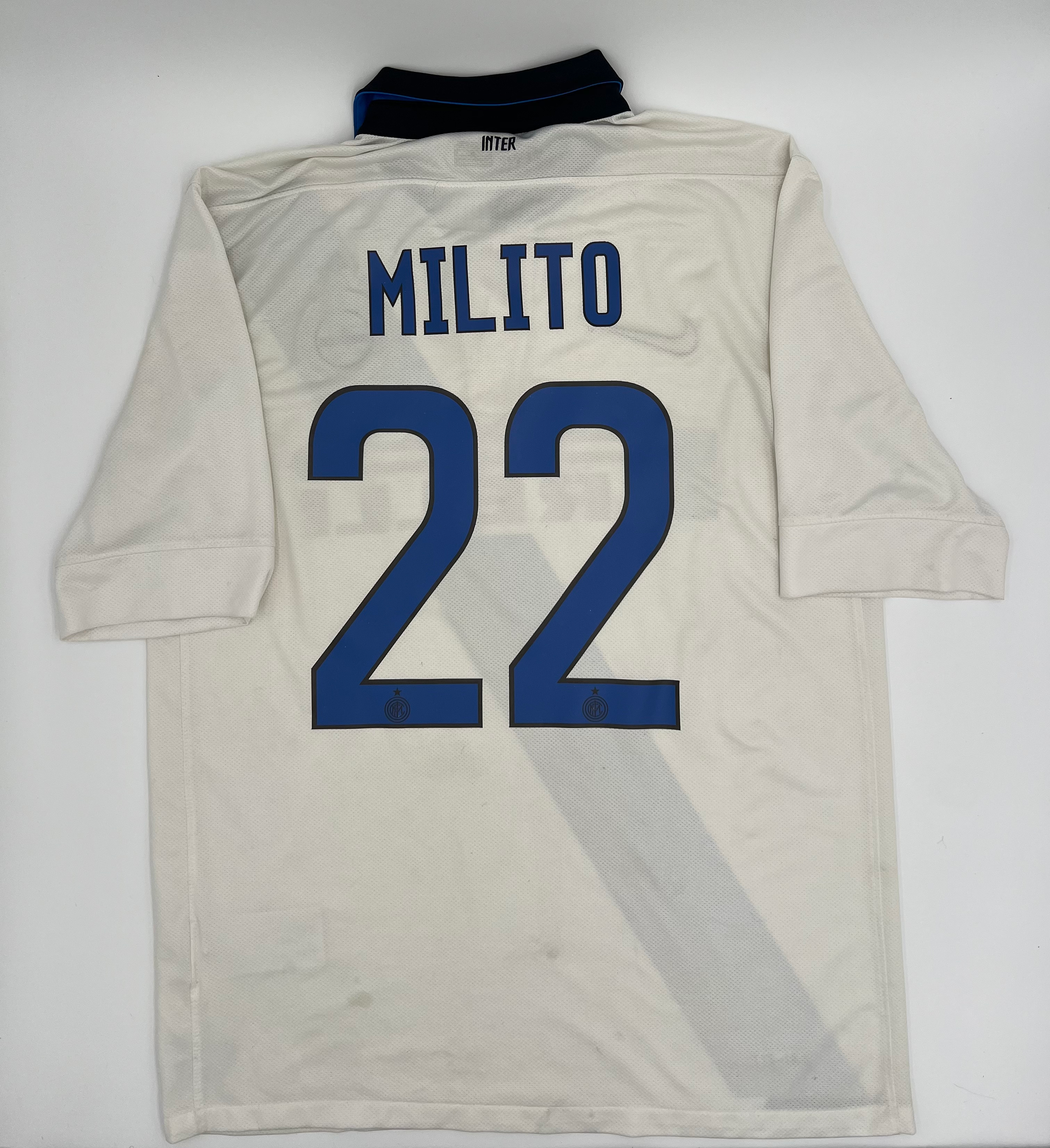 Inter Milan 2011/2012 Away Milito #22 Soccer Jersey (M) Back View