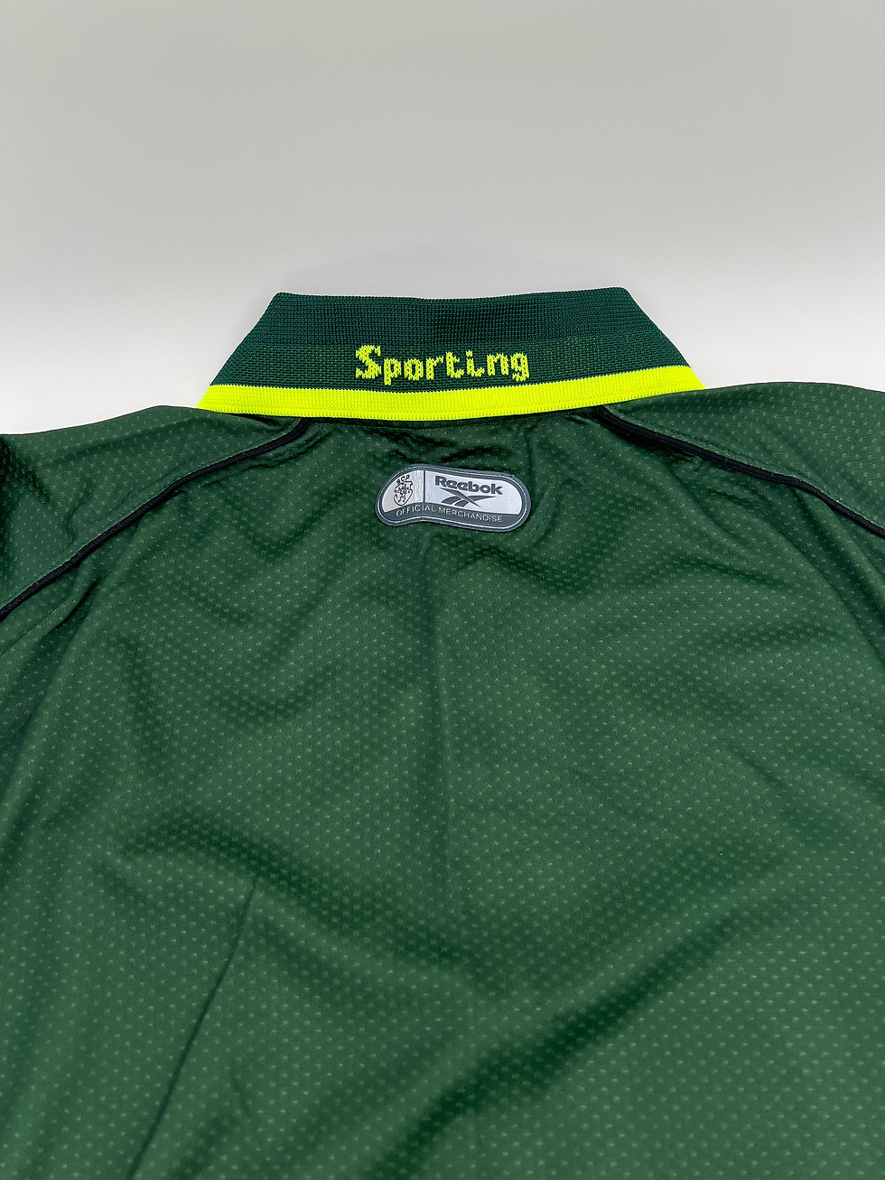 Thumbnail: Sporting Lisbon 2000 Away Jersey L Back Close Up View