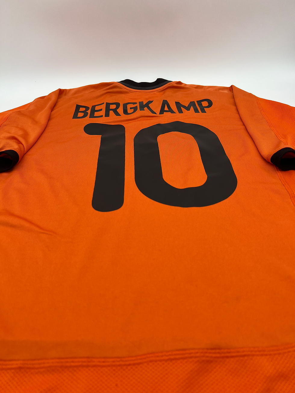 Thumbnail: Netherlands 2000/2001 Home Bergkamp #10 Soccer Jersey (XXL) Back Parallel View