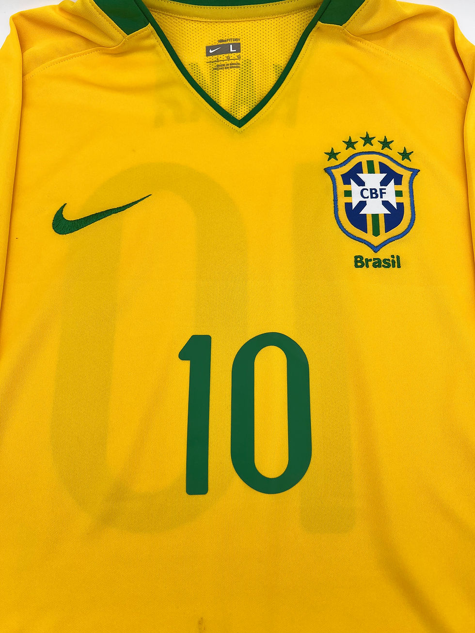 Thumbnail: kaka Brazil 2008 home jersey l Front Close Up View