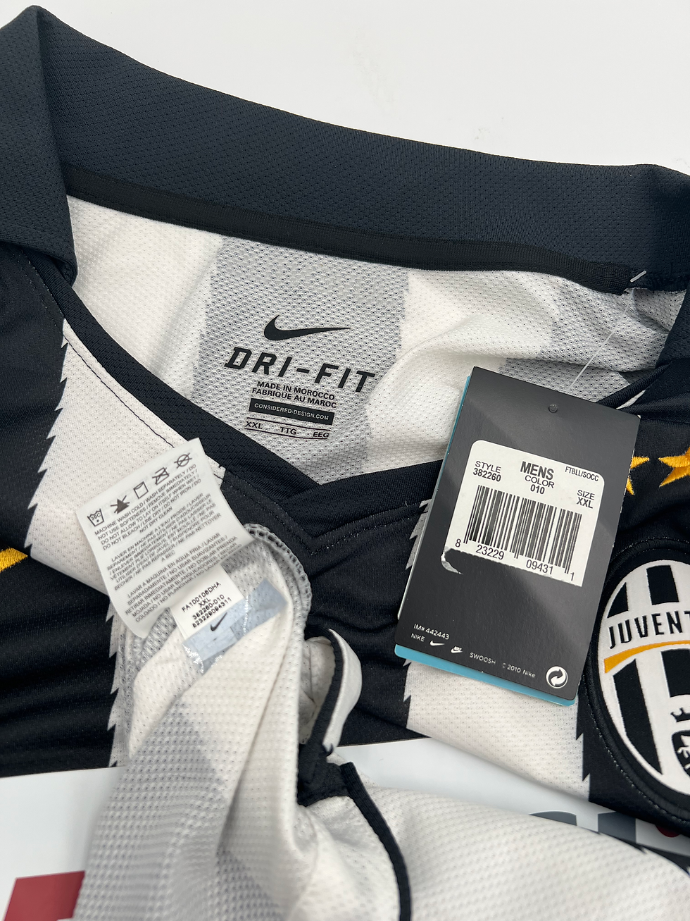 Thumbnail: New Juventus 2010/2011 Home Del Piero #10 Soccer Jersey (XXL) Tags Close Up View