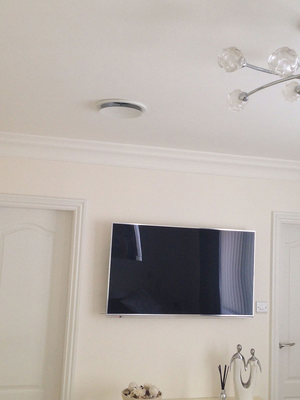 Discreet ceiling vent for ducted residential air conditioning system.