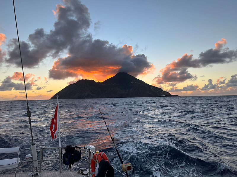 Diving in Saba.HEIC