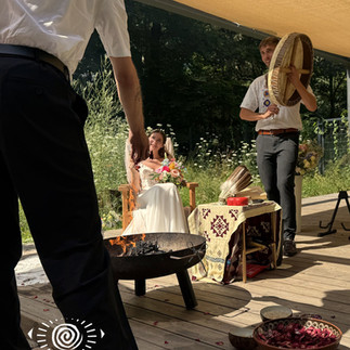 Segensgaben für das Paar & für die Spirits: Rosenblüten, Weihrauch, Reis und Trommelklänge