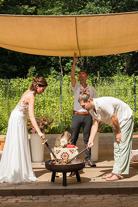 Freie schamanische Trauung: Das Hochzeitspaar entzündet zeremoniell das Feuer