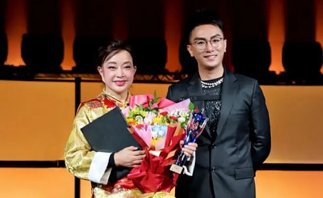 中美艺术和文化联合会授予刘晓庆终身成就奖,主席万山红、Eric HZ颁奖