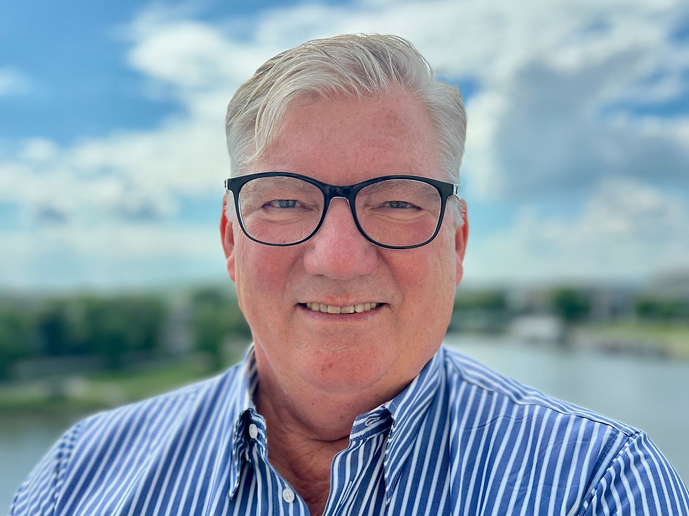 Holger Koenig, Gründer und Geschäftsführer von Caesar & Harrison, mit weißem Haar, Brille und gestreiftem Hemd im Freien.
