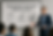 Ein Business-Trainer steht vor einem Whiteboard, auf dem steht: „Storytelling ist eine Methode mit Struktur – nicht nur kreative Spielerei“. Drei Symbole verdeutlichen die Kernelemente: Emotionen, Botschaft und Struktur.
