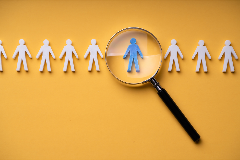 Lupe hebt eine einzelne Figur aus einer Gruppe hervor als Symbol für kundenzentriertes Marketing, Zielgruppenfokus, Markenpositionierung und strategisches Storytelling Marketing in der Unternehmenskommunikation