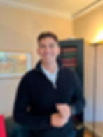 Milan König, Senior Marketingberater steht in Büroumgebung mit ruhigem, professionellem Auftreten und symbolisiert strategische Marketingplanung, Business Coaching und Entwicklung kundenorientierter Kommunikationsstrategien