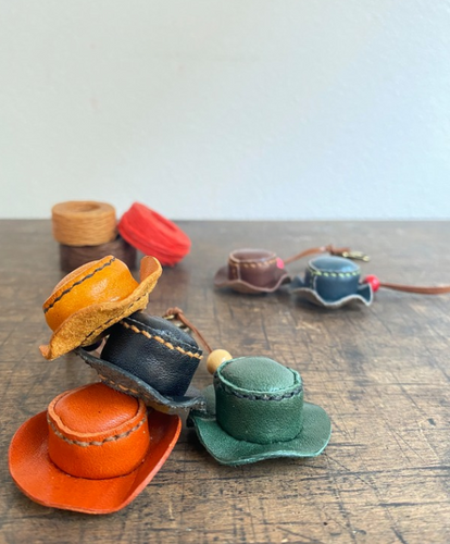 ミニチュア帽子　ストラップ　チャーム ミニチュアキーホルダー 本革ハット | 京都山本製革店