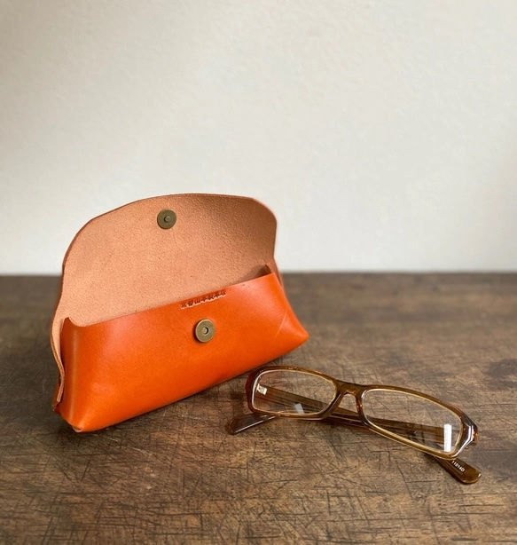 Thumbnail: 一枚革のめがねケース