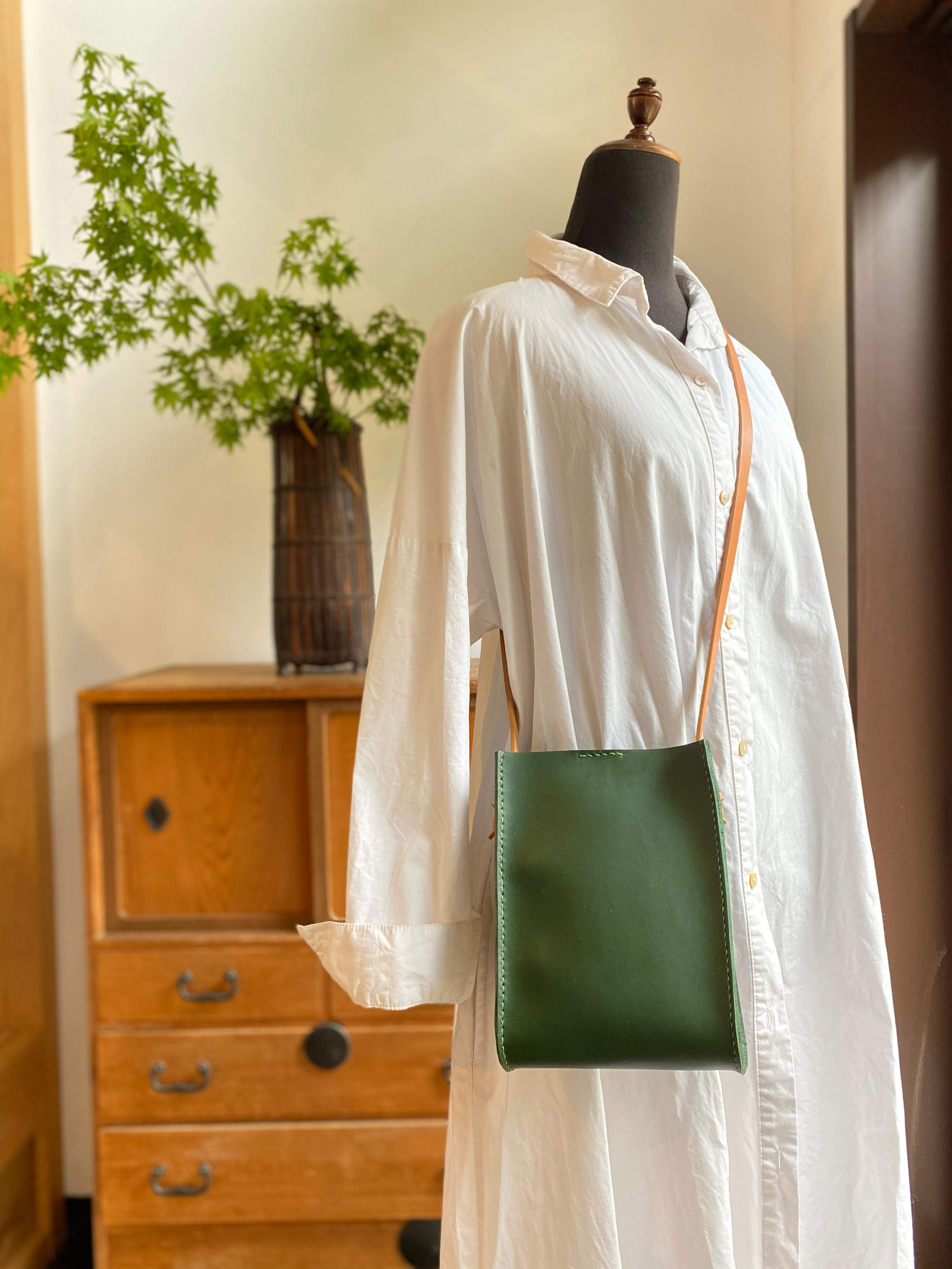 カッチリしたレザーポシェット　深緑