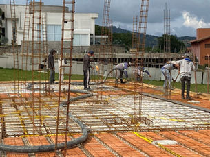 MM Ferragens Armadas, trabalhando no canteiro de obra.