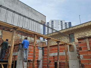 Funcionários da MM Ferragens trabalhando