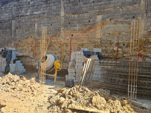A construção civil brasileira mostra sinais claros de recuperação e representa, novamente, uma oportunidade estratégica para fornecedores especializados como a MM Ferragens Armadas. Dados oficiais e estudos setoriais apontam crescimento moderado em 2025 e investimentos importantes projetados até 2026 — um contexto que aumenta a demanda por ferragens armadas de qualidade, entregues com eficiência e sob medida.