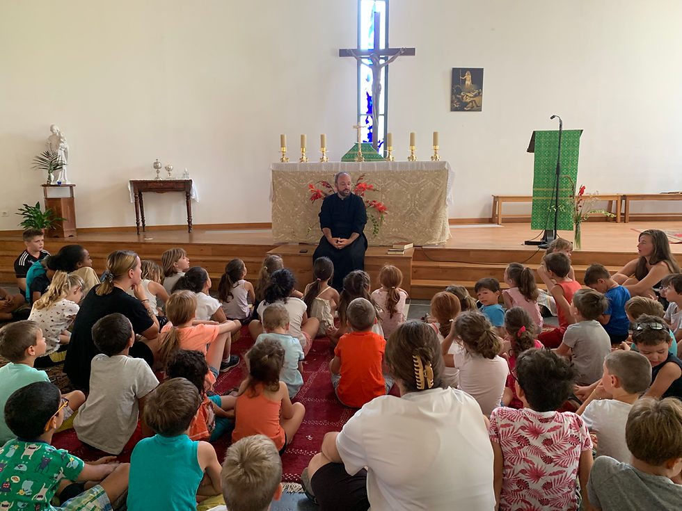 Don Antoine, prêtre de la communauté Saint Martin, est avec les enfants du patronage de Meyzieu