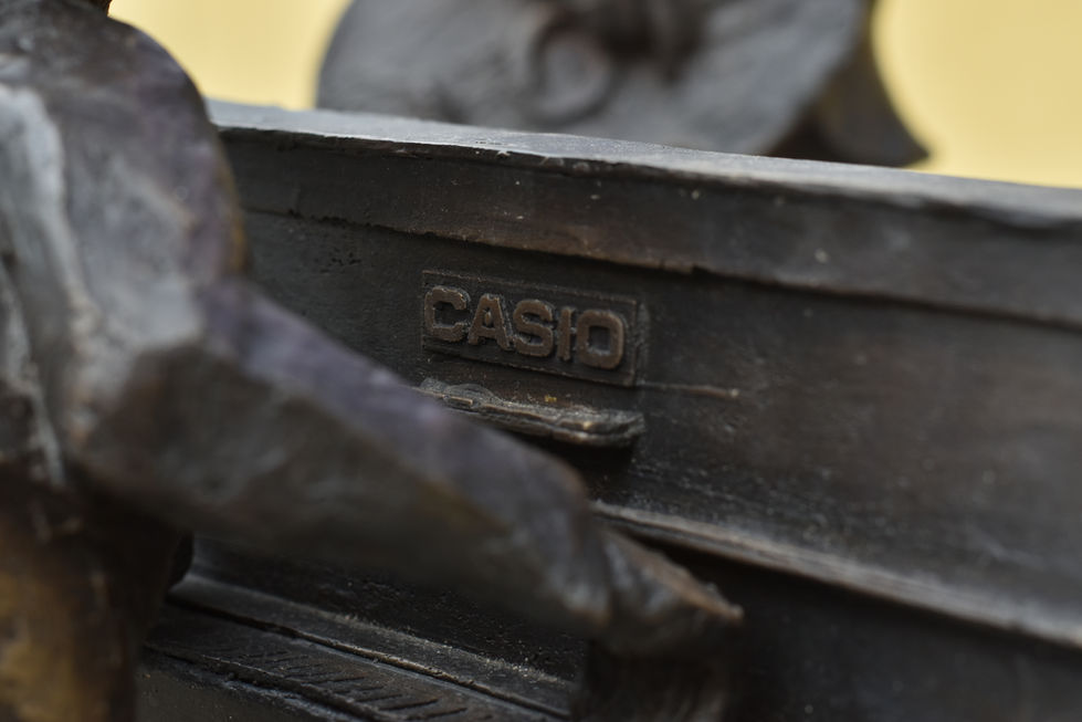 Krasnale Riffusie przed Salonem Muzycznym Riff - Krzystof Klejnowski