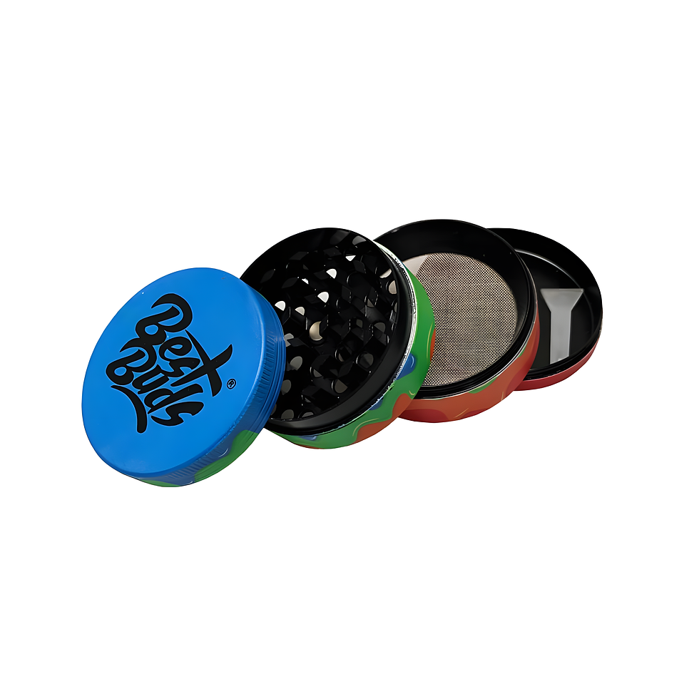 Blå Best Buds 4-delt aluminiumsgrinder sett fra toppvinkel, rund aluminiumskvern med fire deler