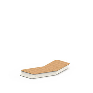 Module d’assise plate en bois sur base claire, sans végétation.