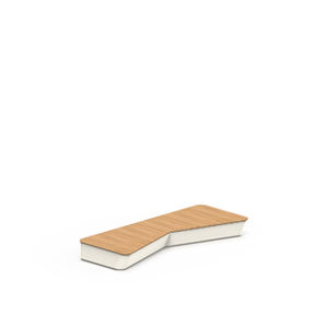 Deck urbain en bois clair sur base blanche sans végétation.