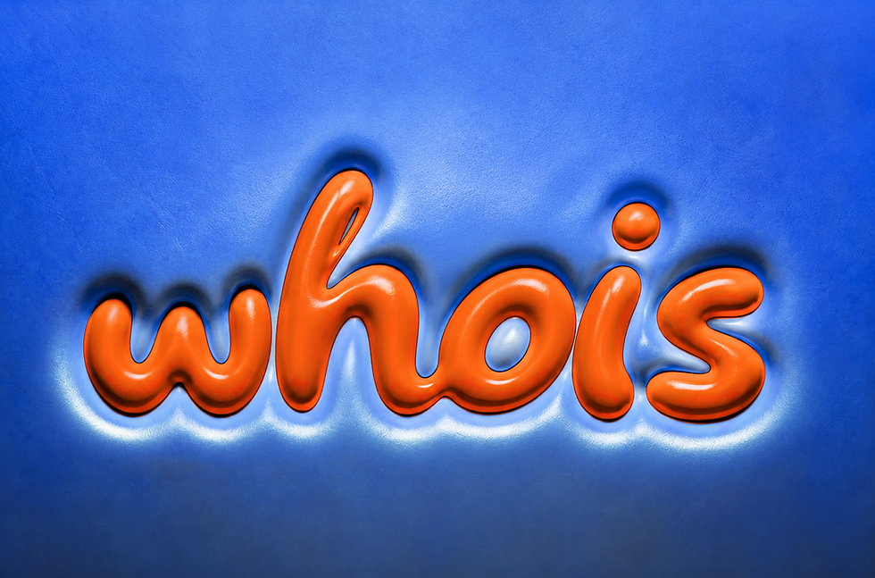 Wie finde ich den Domaininhaber heraus? Orange 3D-Schriftzug whois auf blauem Hintergrund.