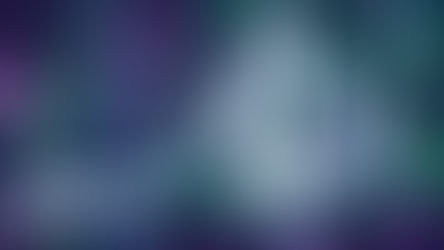 Comment créer un site web avec ChatGPT : guide pas à pas Figure polygonale touchant des cubes lumineux futuristes, avec WIX, icônes et codes binaires sur fond violet et vert.