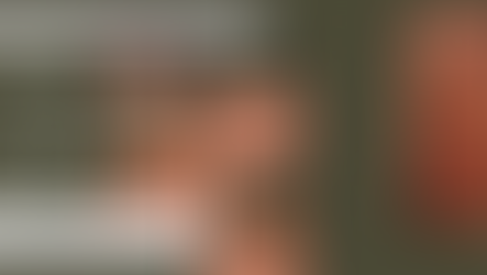 Responsiver Website Baukasten Symbolbild: Person in orange Hemd, Website mit Text "Reborn" und "Neu eingetroffen". Hintergrund olivgrün, weitere Erwähnung "Sale" und "Ausverkauf".