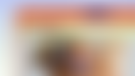 Website Beispiel Klinunternehmen: Person mit bunten Blumen-Haarclips und blauem Ohrring. Text: CLIPIFY, SnipSnaps, Willow Clips, HairPop. Heller Hintergrund.