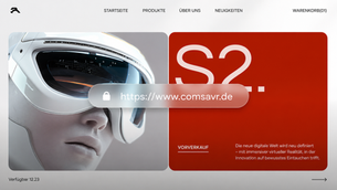 Was ist zuverlässiges Hosting? Person mit VR-Brille links, roter Hintergrund rechts mit Text "S2..." und "VORVERKAUF". Webseite im Vordergrund: "https://www.comsavr.de".
