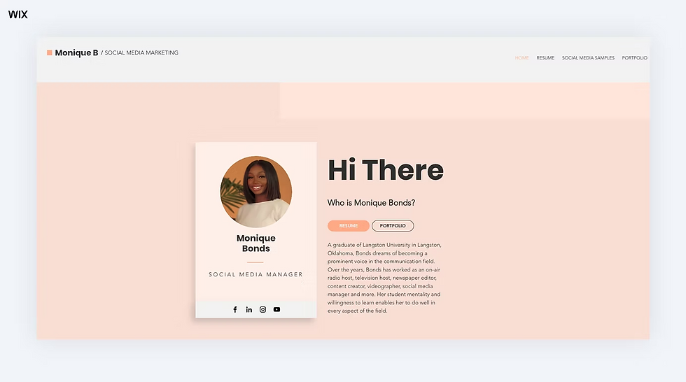 Wix-Portfolioseite von Monique Bonds mit Porträt, Hi There, Resume-/Portfolio-Buttons und rosafarbenem Hintergrund.