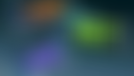 Bietet Wix kostenlose Domains an? Leuchtende Schilder mit den Texten .COM, .NET und .ORG in 3D, in Orange, Grün und Violett, auf dunklem Hintergrund.