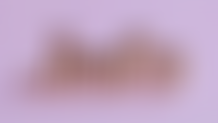 Was ist eine generische Top Level Domain? Text mit ".info" in roségold Luftballonform auf lila Hintergrund, glänzend und verspielt. Keine weiteren Details oder Handlungen.