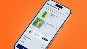 Zahlungsabwicklung DE: Smartphone mit Einkaufswagen-App, zeigt Artikel wie Cold Brew und Espressokocher. Hintergrund orange. Optionen zum Hinzufügen und Kasse gehen.
