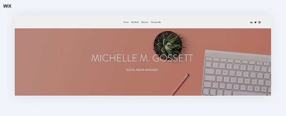 WIX-Portfolio mit rosa Desktop-Flatlay: Pflanze, Tastatur, Stift und Text Michelle M. Gossett, Social Media Manager.