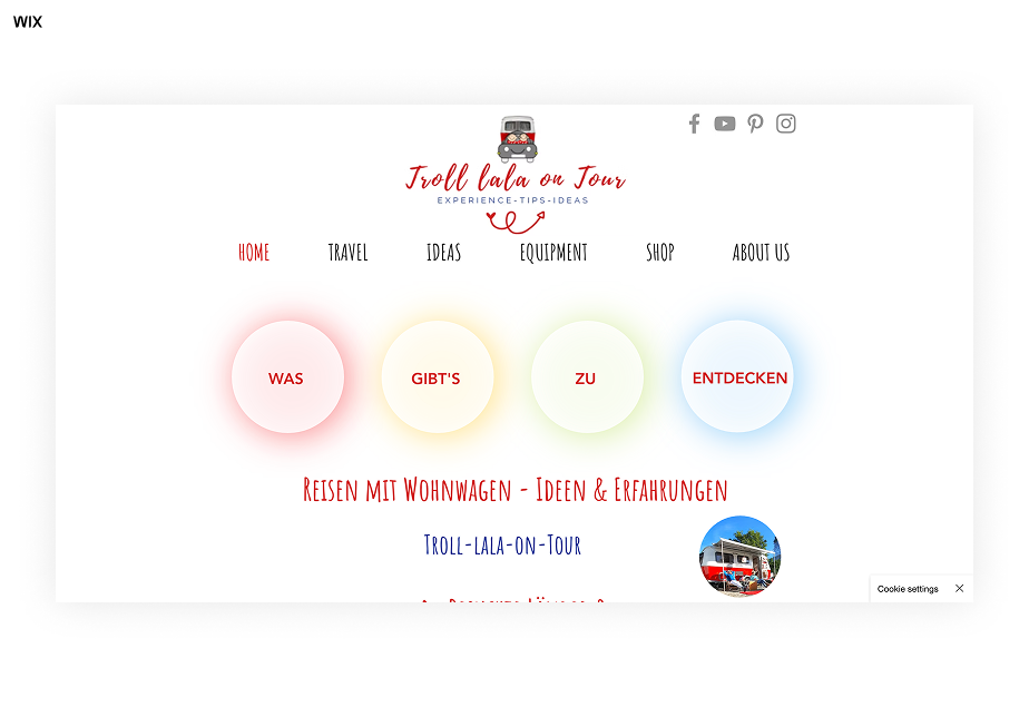 Troll lala on Tour Blog Beispiel 
Webseite mit farbigen Kreisen und Text zu Wohnwagenreisen. Menü mit Home, Travel, Ideas, Equipment, Shop, About Us. Fröhliche, helle Farben.