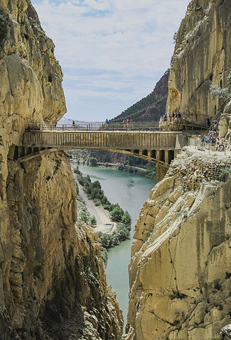 Bridge connecting two cliffs