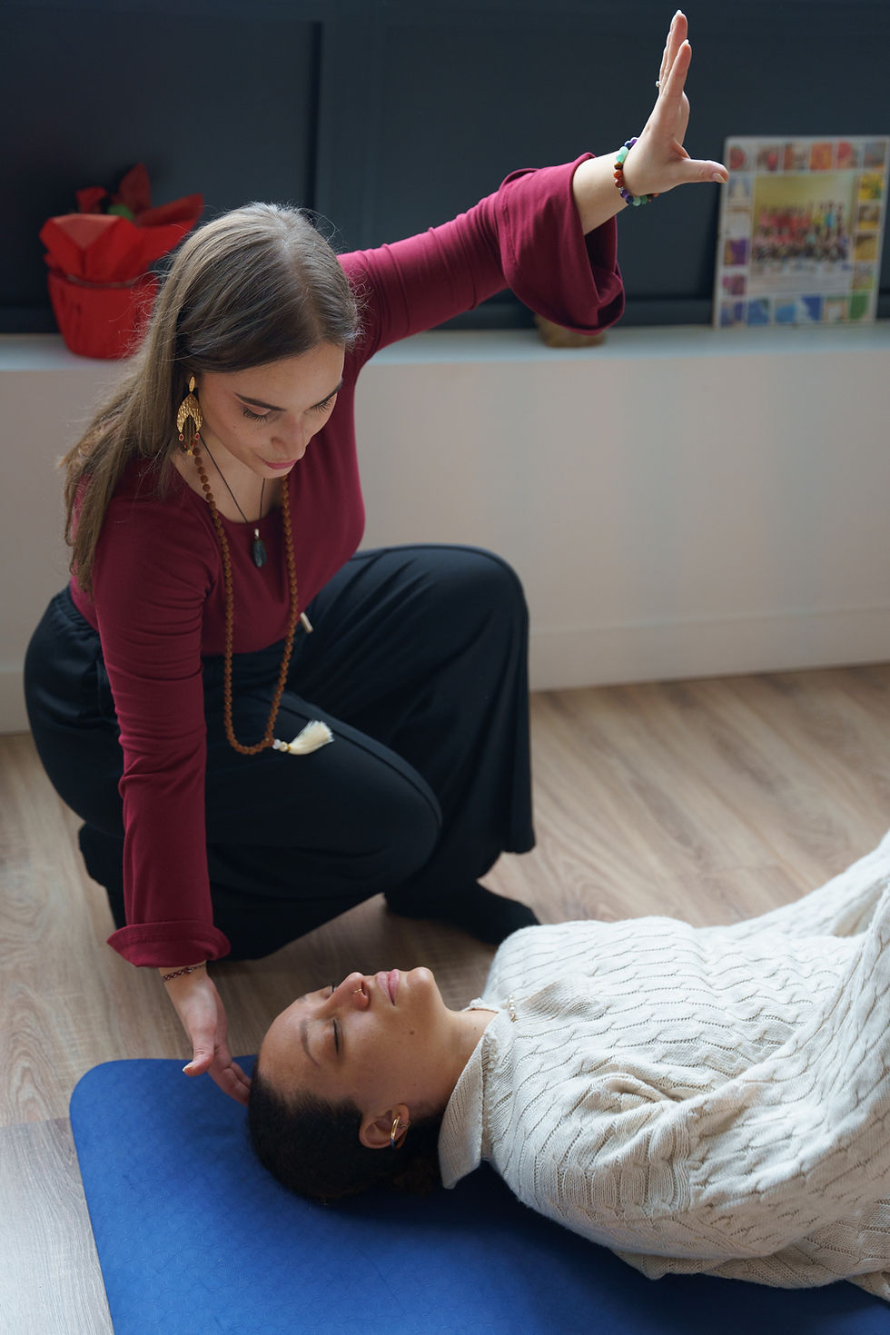 Séance de kundalini activation avec accompagnement guidé et femme allongée en relaxation profonde