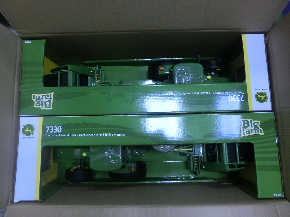 Miniatura: 1:16 BIG FARM JOHN DEERE TRACTOR AND BALER SET