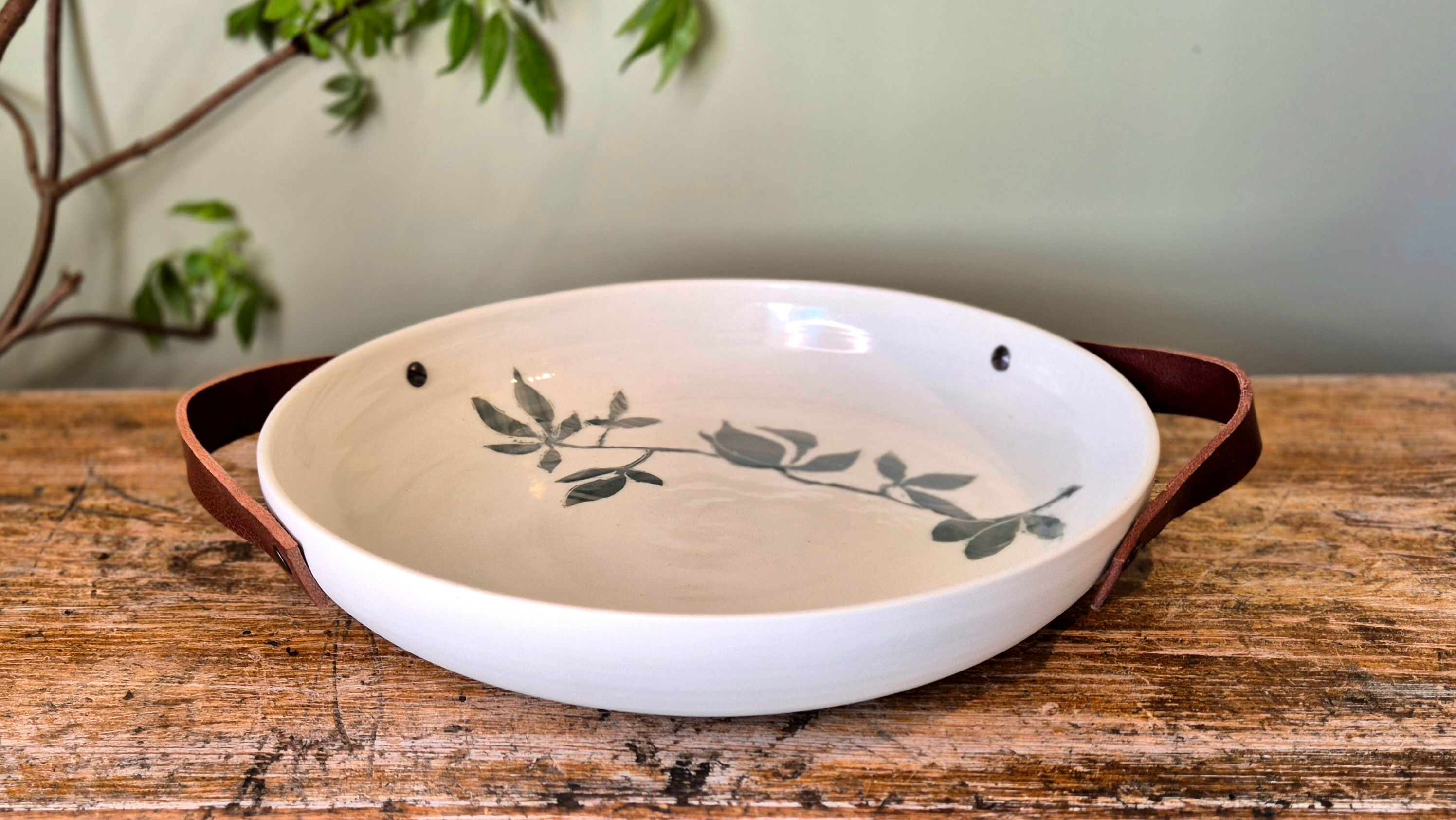 Stort fat med sgraffito og lærhåndtak, unika
