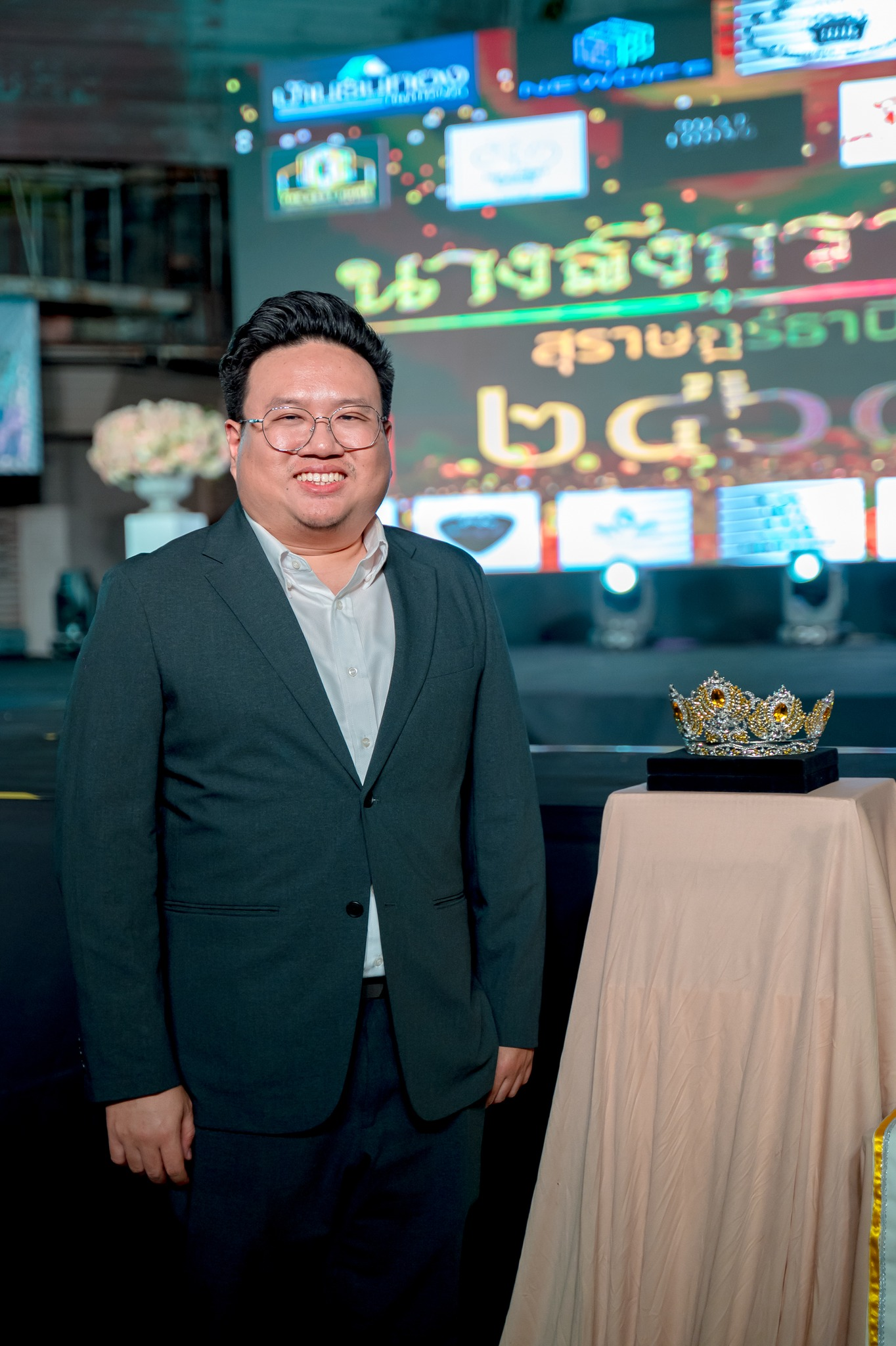 หมอเติ้ง นายแพทย์ อภิรักษ์ วงษ์เสาวศุภ แพทย์เฉพาะทางศัลยกรรมตกแต่ง โรงพยาบาลรามาธิบดี อาจารย์แพทย์ประจำโรงพยาบาลสุราษฎร์ธานี แพทย์ผู้เชี่ยวชาญด้านความสวยงามเจ้าของ Aurora Clinic หมอเติ้ง นายแพทย์ อภิรักษ์ วงษ์เสาวศุภ แพทย์เฉพาะทางศัลยกรรมตกแต่ง โรงพยาบาลรามาธิบดี อาจารย์แพทย์ประจำโรงพยาบาลสุราษฎร์ธานี แพทย์ผู้เชี่ยวชาญด้านความสวยงามเจ้าของ Aurora Clinic