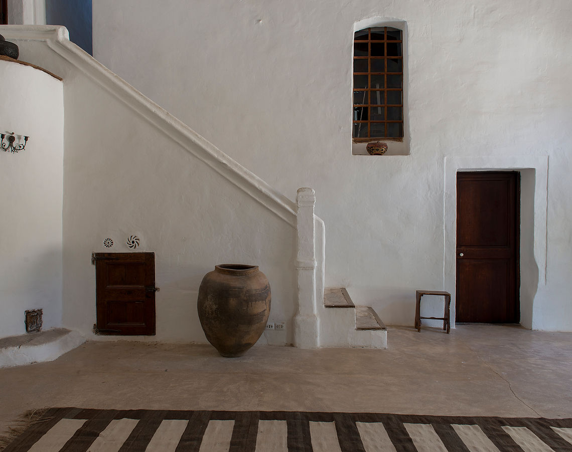 Calm, light-filled room with natural textures for movement and stillness at CIELO Retreat Mallorca