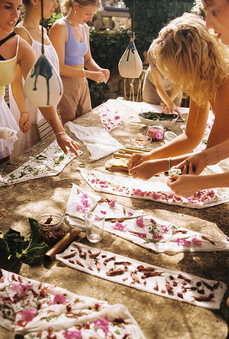 Creative workshop at the CIELO Collective retreat in Mallorca — women exploring mindful art and self-expression to regulate the nervous system and reconnect with themselves. A grounding wellbeing travel experience combining creativity, nervous system healing, and slow living in a serene Mediterranean setting.