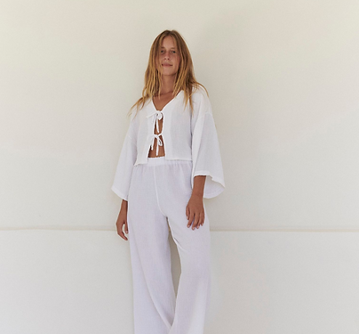 Alena, artist and guest facilitator at the CIELO Collective retreat in Mallorca, guiding a mindful natural dyeing workshop using plants and organic materials. A creative wellbeing travel experience blending art, nature, and slow living in a serene Mediterranean setting.