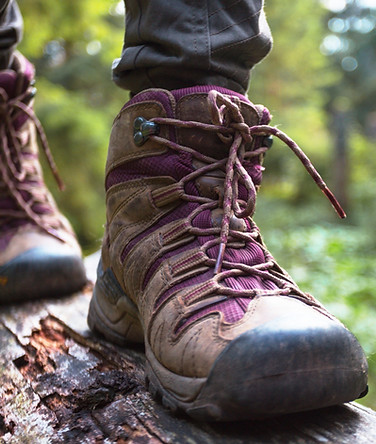 Wanderstiefel auf Waldweg, Sinnbild für berufliche Neuausrichtung