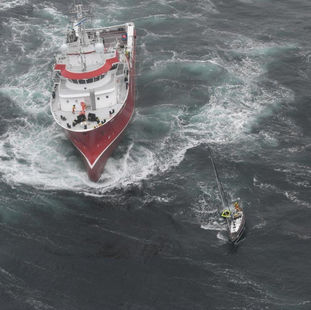 Буря потопи българската яхта "Фурия" в Атлантическия океан, екипажът е спасен.