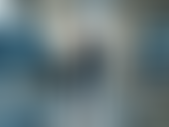 Eine Person steht an einer Weggabelung in einem modernen Bürogebäude, Symbol für Analysis Paralysis überwinden im Management.