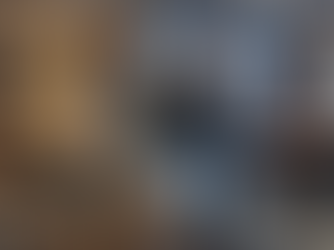 Ein surrealistisches, vertikal gespaltenes Bild zeigt einen jungen Mann mit lockigem braunem Haar, der einen Übergang von einem legeren zu einem formellen Leben erlebt. Auf der linken Seite befindet sich ein gemütliches, unaufgeräumtes Heimbüro mit Bücherregalen, Filmpostern und einem abgenutzten Sitzsack. Der Mann trägt einen Kapuzenpullover, eine zerrissene Jeans und Turnschuhe und blickt verängstigt und unsicher nach rechts. Seine Gestalt ist mit der rechten Seite des Bildes verschmolzen, wo er als dieselbe Person in einem gut sitzenden Anzug und Krawatte in einem modernen, hellen Konferenzraum mit Blick auf eine nächtliche Skyline steht. Er fixiert seine Krawatte und blickt mit einem entschlossenen und besorgten Gesichtsausdruck in die gleiche Richtung. Die Spaltung wird durch einen fließenden, transparenten Effekt zwischen den beiden Hälften betont. Auf einem Whiteboard im Konferenzraum steht "CEO Agenda" mit einer nummerierten Liste.